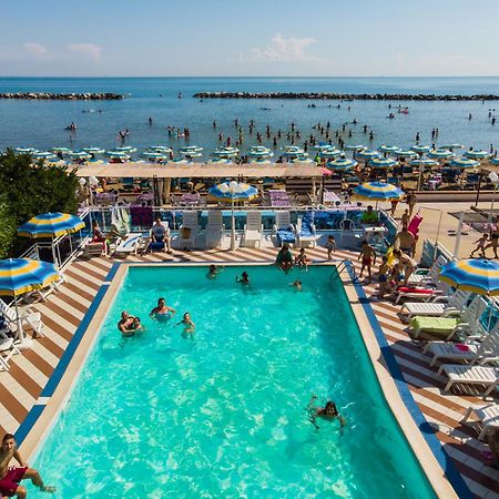 Bikini Tropicana Family Hotel Лидо ди Савио Екстериор снимка