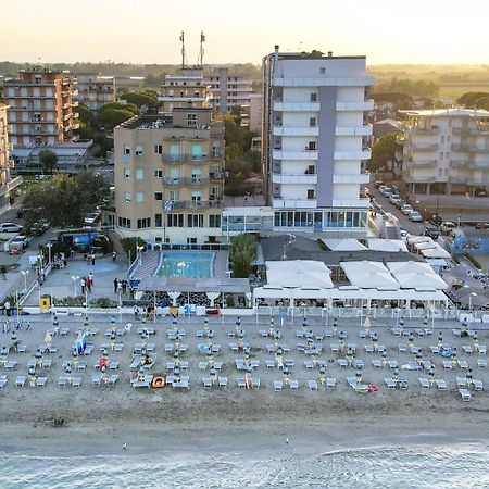 Bikini Tropicana Family Hotel Лидо ди Савио Екстериор снимка