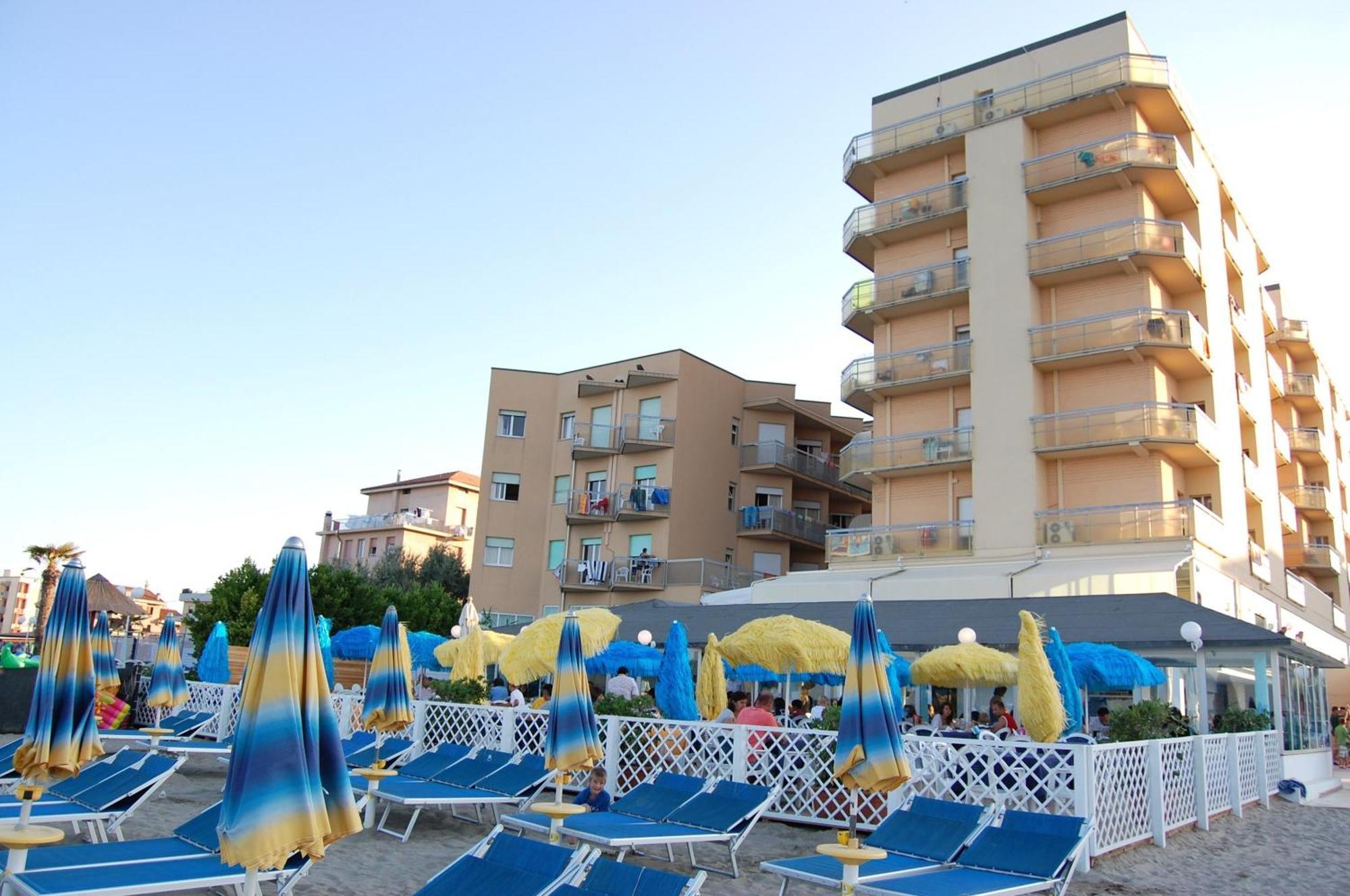 Bikini Tropicana Family Hotel Лидо ди Савио Екстериор снимка