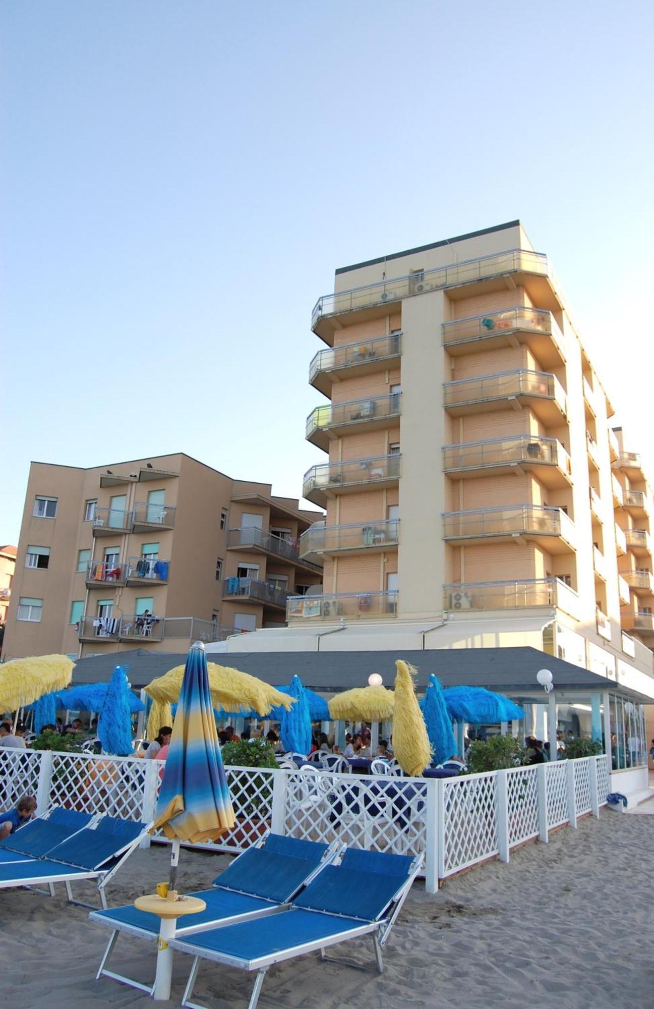 Bikini Tropicana Family Hotel Лидо ди Савио Екстериор снимка