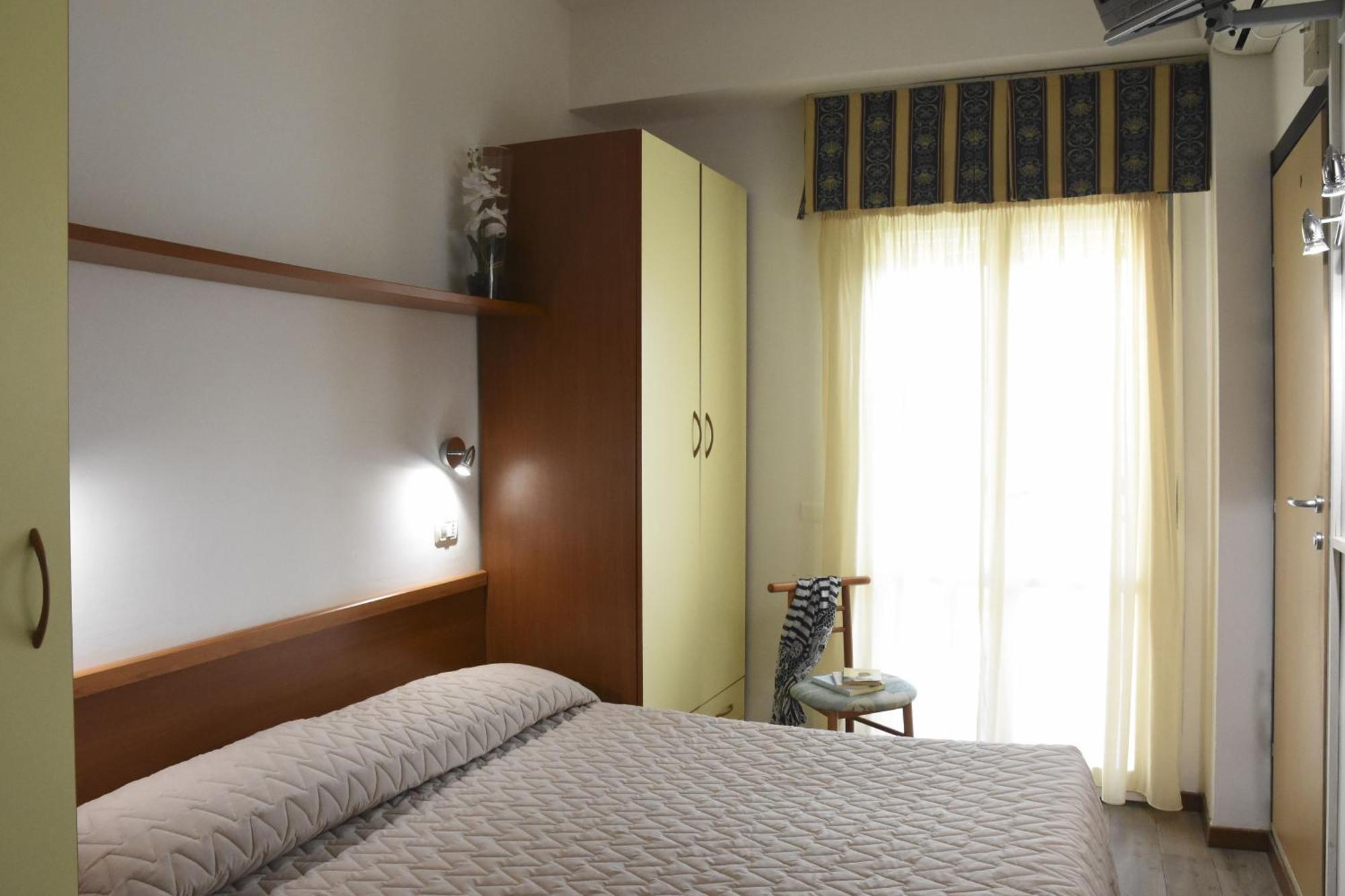 Bikini Tropicana Family Hotel Лидо ди Савио Екстериор снимка