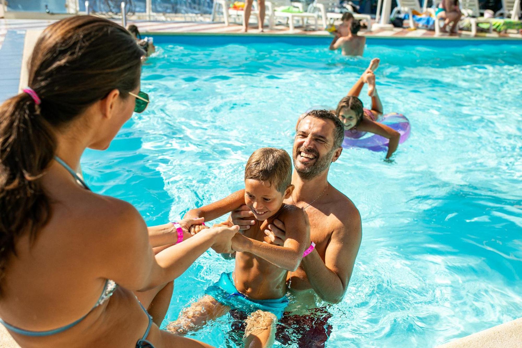 Bikini Tropicana Family Hotel Лидо ди Савио Екстериор снимка