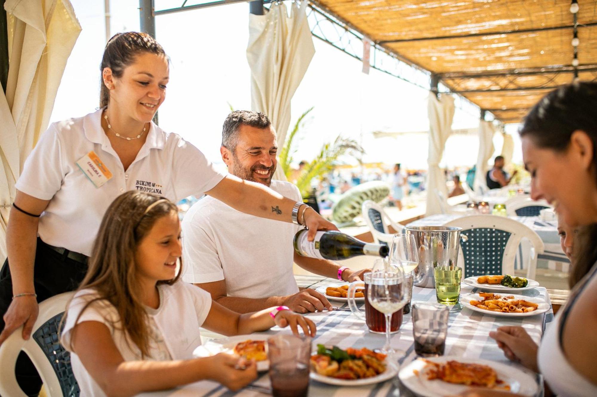 Bikini Tropicana Family Hotel Лидо ди Савио Екстериор снимка