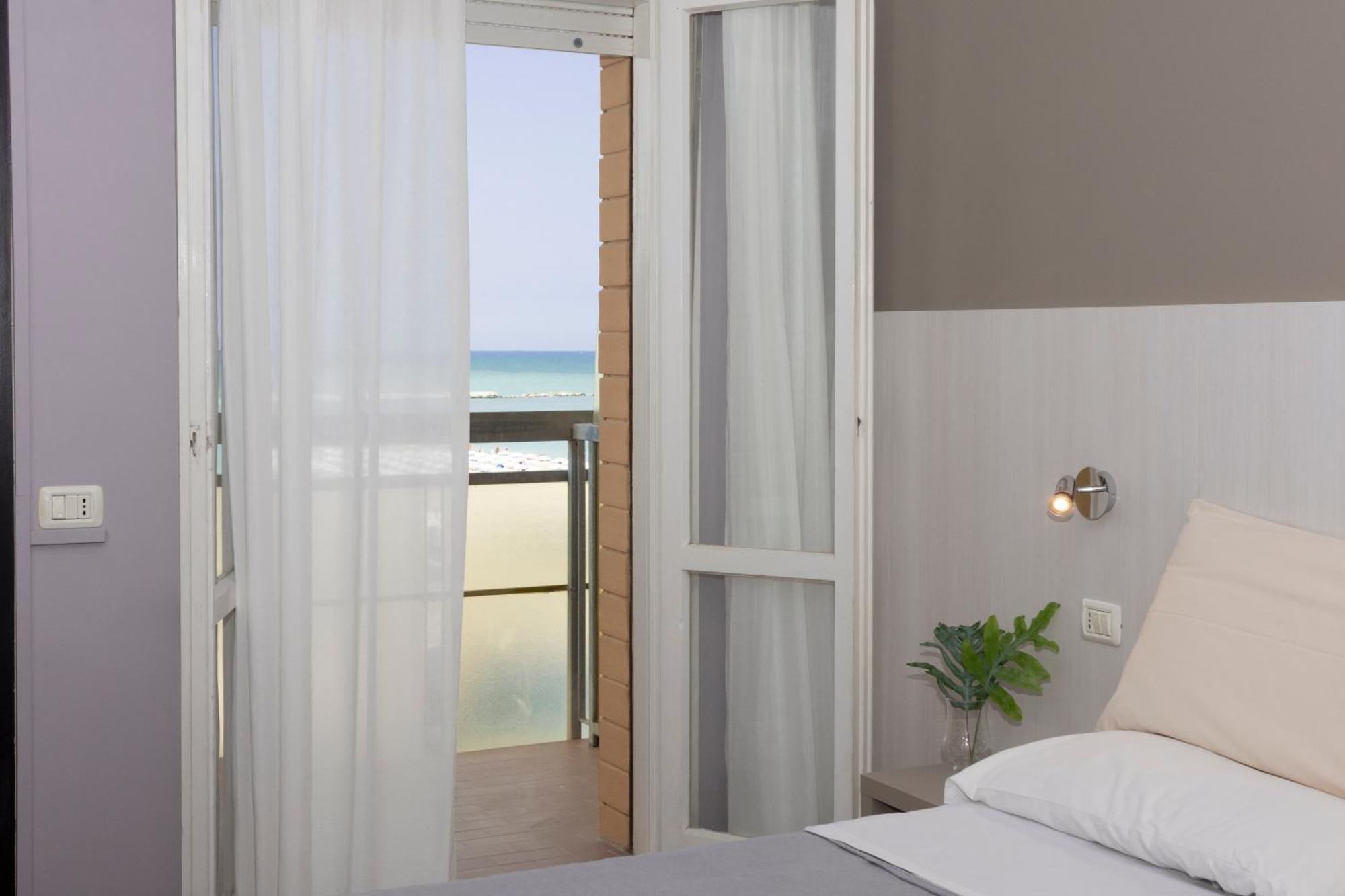 Bikini Tropicana Family Hotel Лидо ди Савио Екстериор снимка