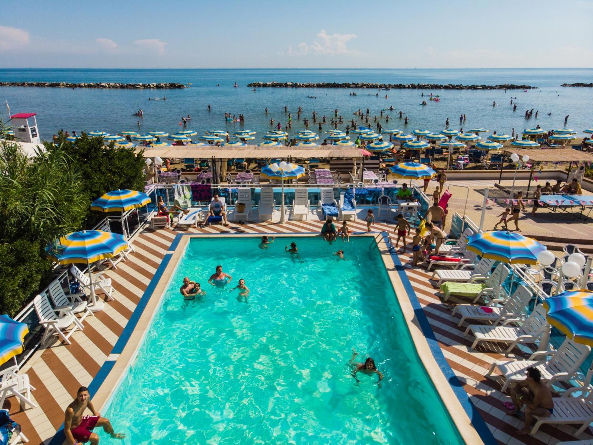 Bikini Tropicana Family Hotel Лидо ди Савио Екстериор снимка