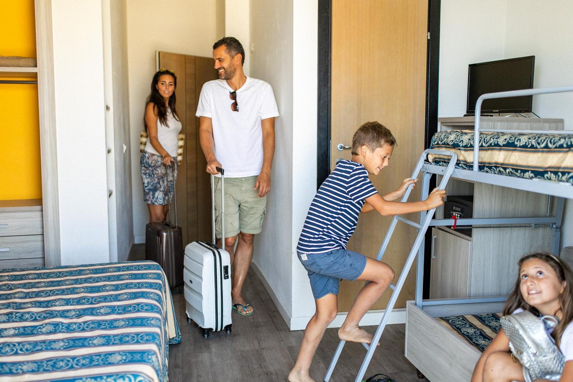 Bikini Tropicana Family Hotel Лидо ди Савио Екстериор снимка