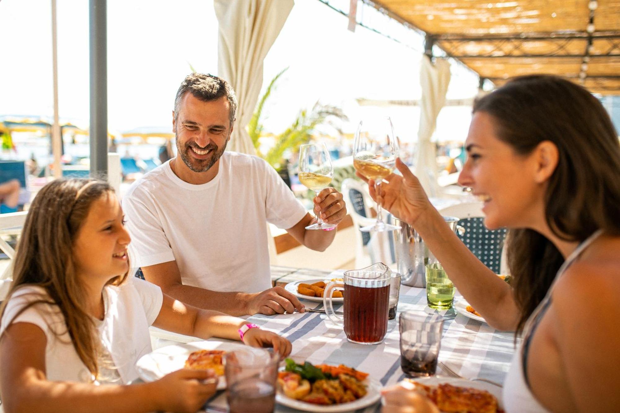 Bikini Tropicana Family Hotel Лидо ди Савио Екстериор снимка