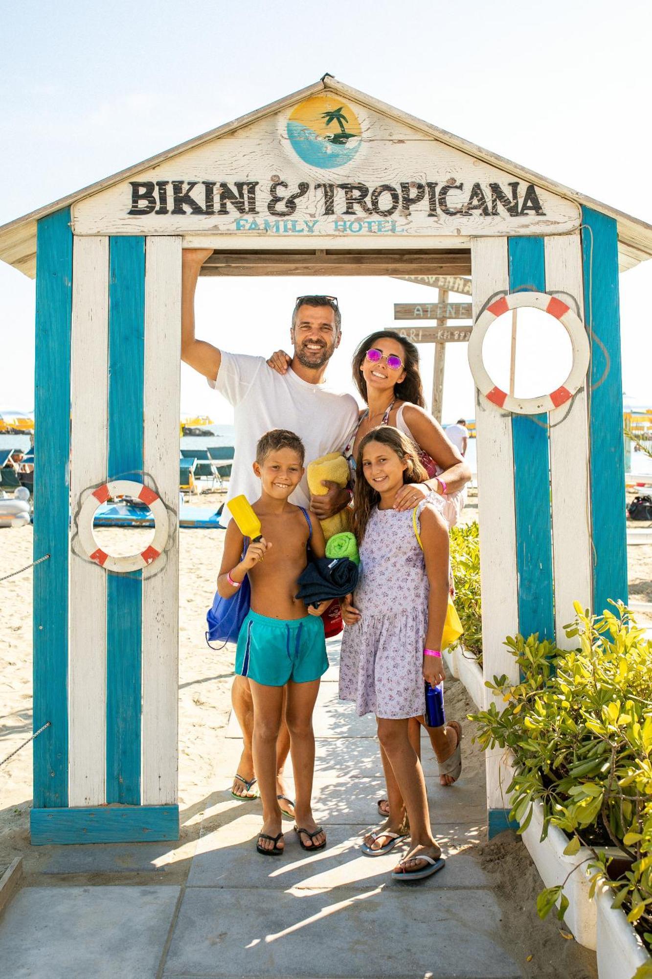 Bikini Tropicana Family Hotel Лидо ди Савио Екстериор снимка
