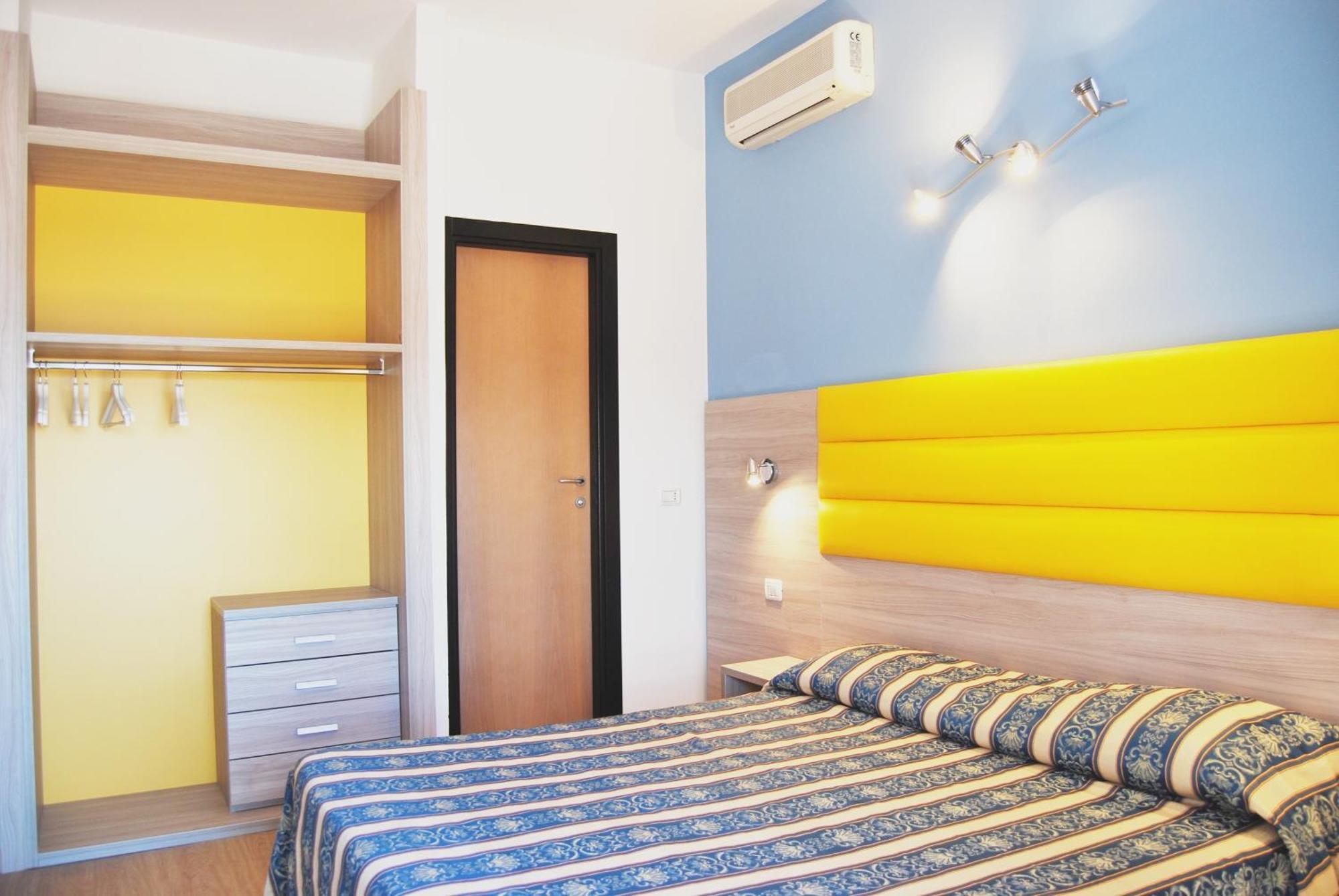 Bikini Tropicana Family Hotel Лидо ди Савио Екстериор снимка