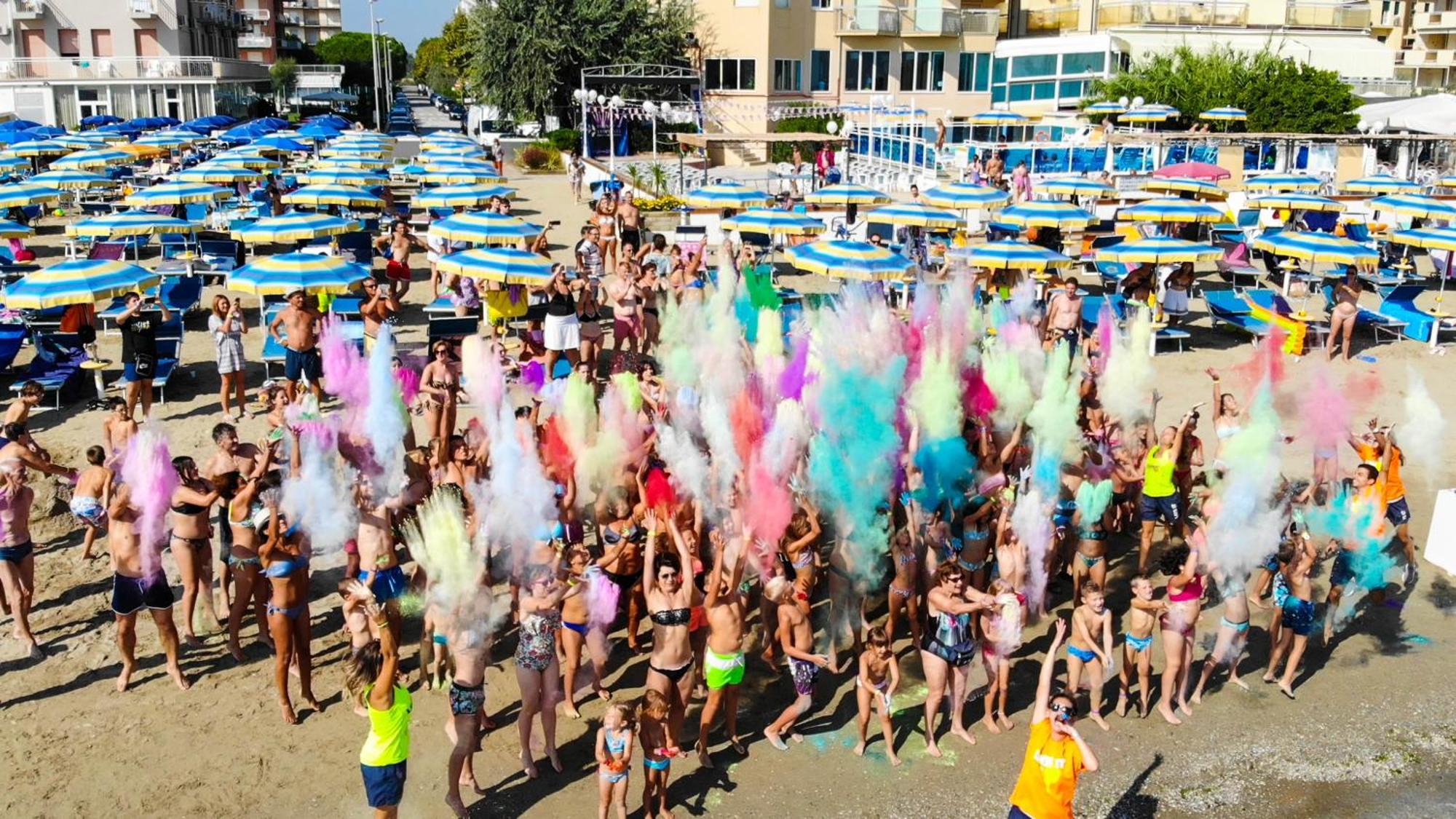 Bikini Tropicana Family Hotel Лидо ди Савио Екстериор снимка
