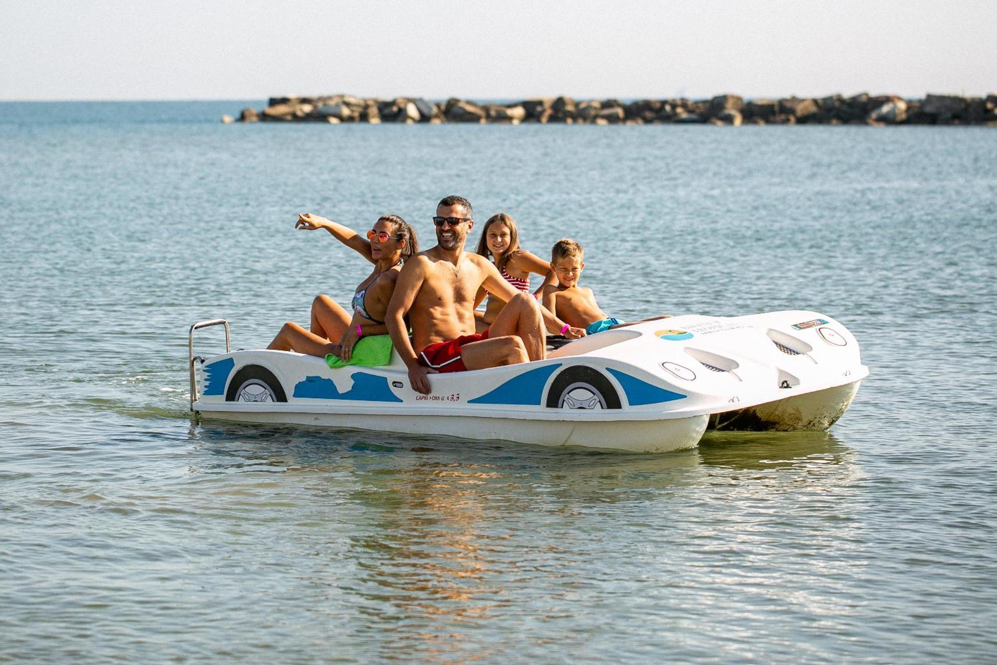 Bikini Tropicana Family Hotel Лидо ди Савио Екстериор снимка