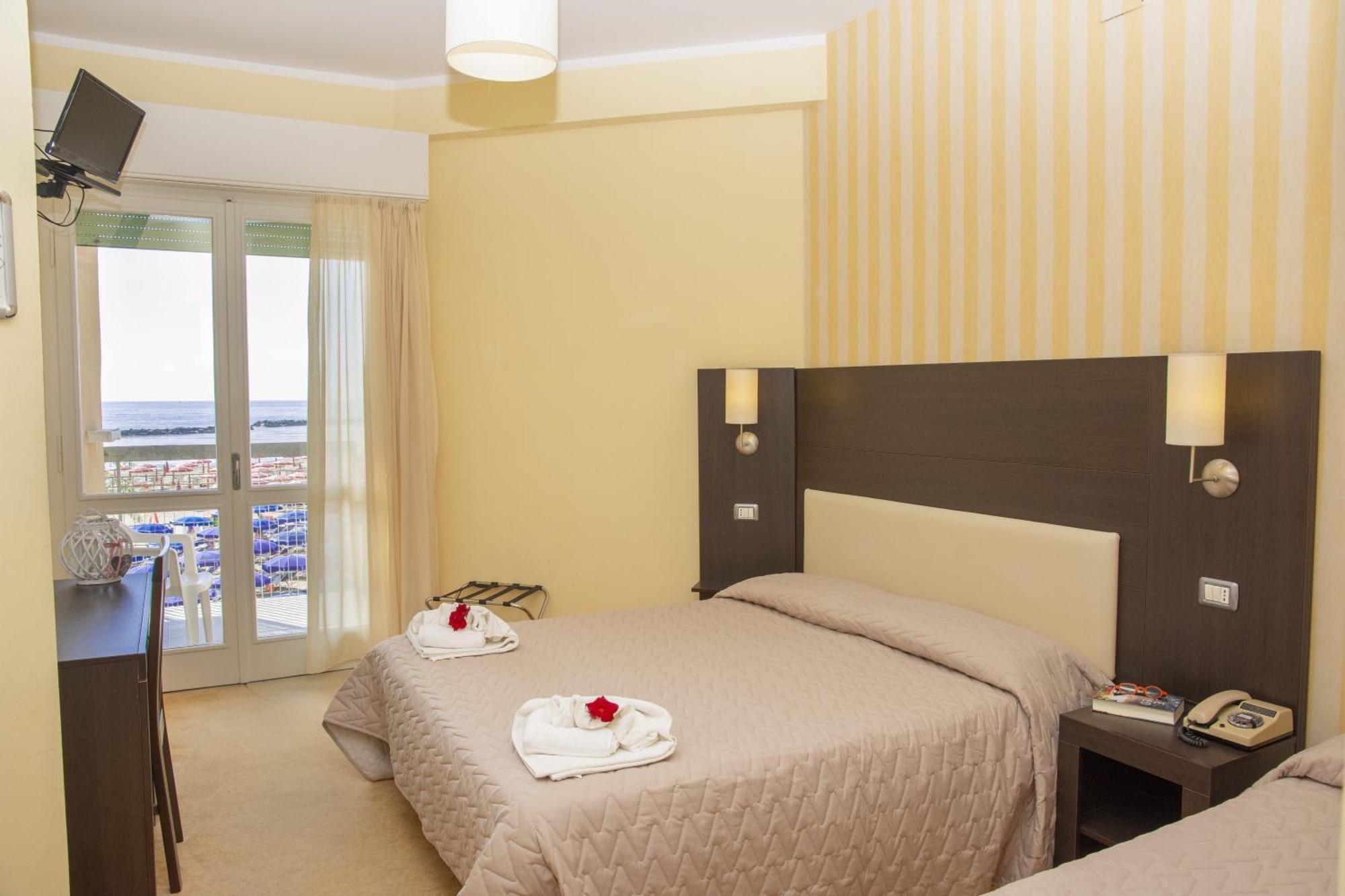 Bikini Tropicana Family Hotel Лидо ди Савио Екстериор снимка
