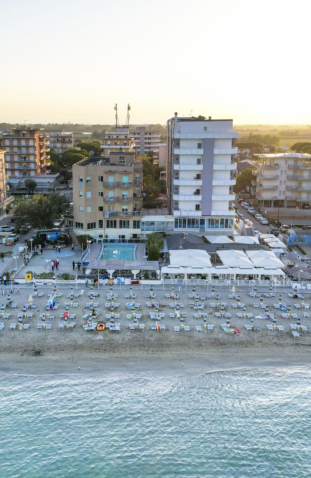 Bikini Tropicana Family Hotel Лидо ди Савио Екстериор снимка